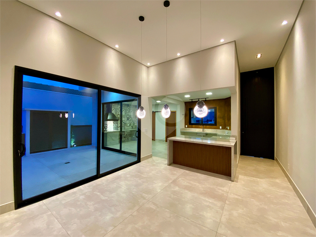 Casa de Condomínio à venda e aluguel com 3 quartos, 250m² - Foto 1