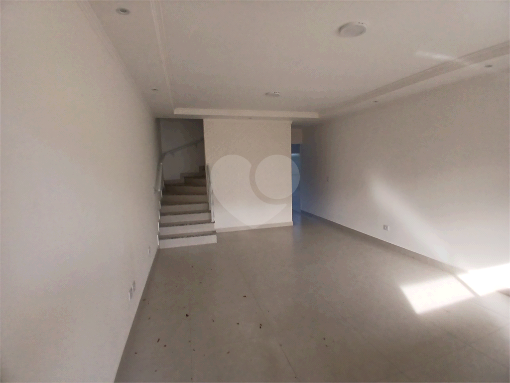 Seu Sonho Mora Aqui: Sobrado de Lançamento na Cobiçada Vila Guedes! 3 dormitórios, 1 suíte, 2 vagas de garagem.