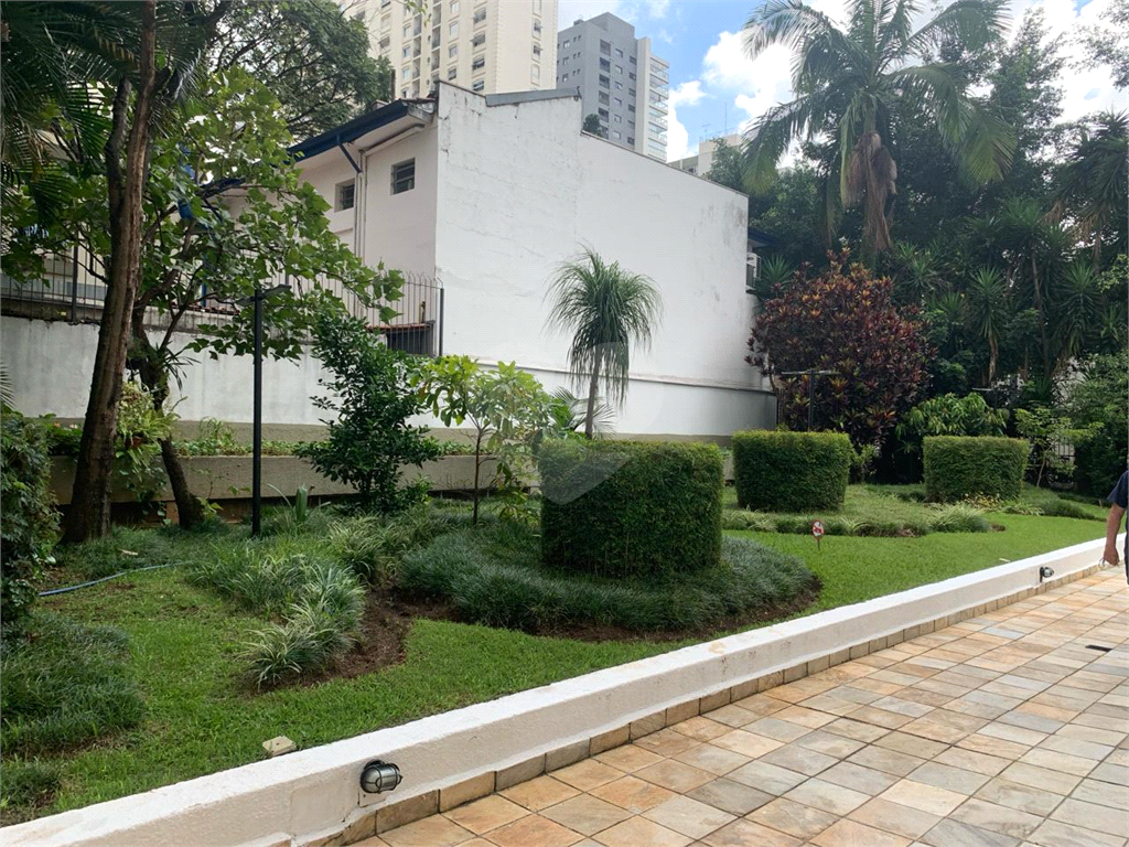 APARTAMENTO em MOEMA