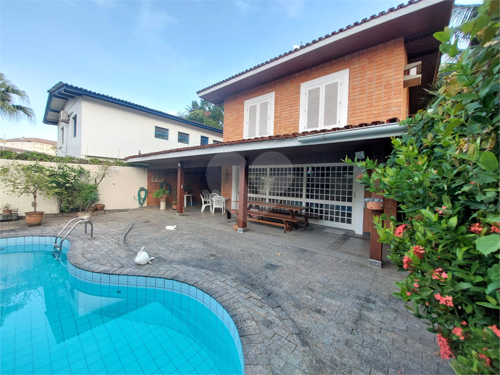 Sobrado com piscina e churrasqueira na Praia do Pernambuco próximo ao Hotel Jequitimar