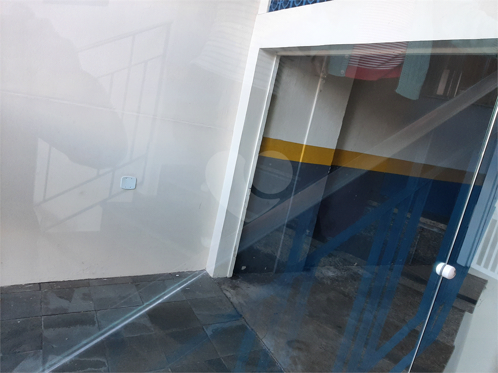 Apartamento com 112m2 de área construída com 2 quartos, 2 banheiros, 1 sala e 1 vaga de garagem