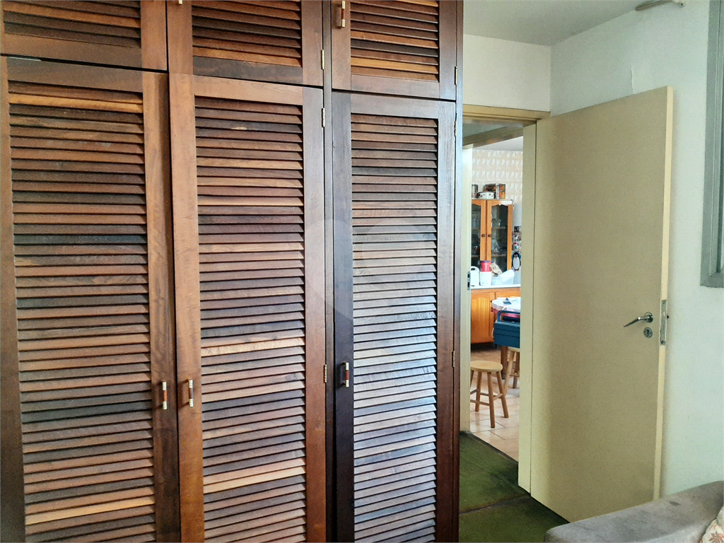 Apartamento com 112m2 de área construída com 2 quartos, 2 banheiros, 1 sala e 1 vaga de garagem