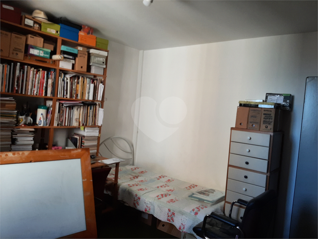 Apartamento com 112m2 de área construída com 2 quartos, 2 banheiros, 1 sala e 1 vaga de garagem