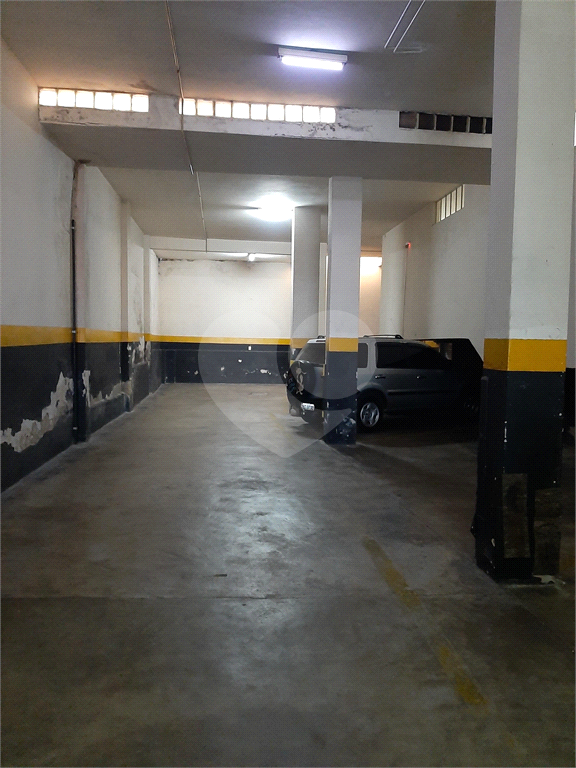 Apartamento com 112m2 de área construída com 2 quartos, 2 banheiros, 1 sala e 1 vaga de garagem