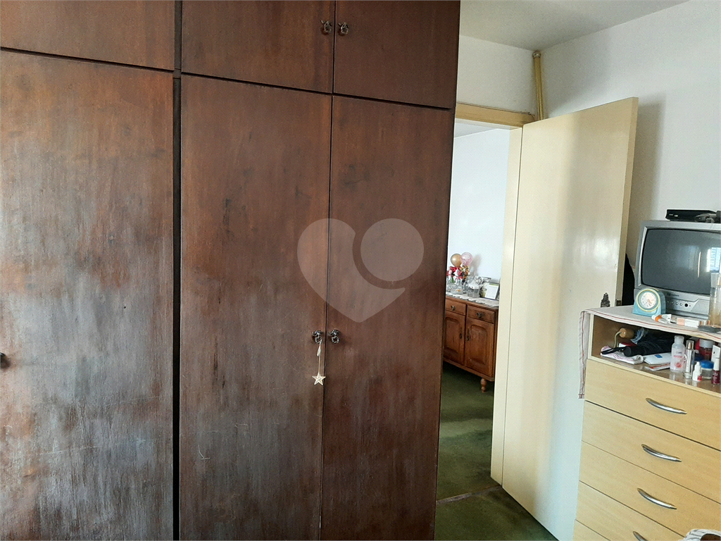 Apartamento com 112m2 de área construída com 2 quartos, 2 banheiros, 1 sala e 1 vaga de garagem