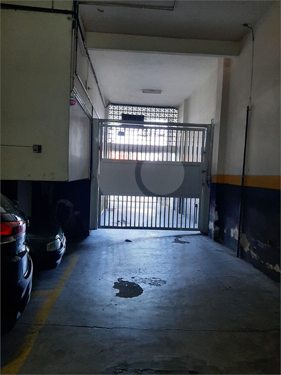 Apartamento com 112m2 de área construída com 2 quartos, 2 banheiros, 1 sala e 1 vaga de garagem
