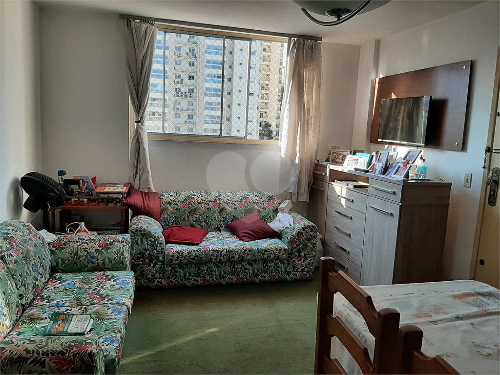 Apartamento com 112m2 de área construída com 2 quartos, 2 banheiros, 1 sala e 1 vaga de garagem
