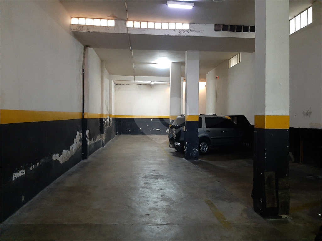Apartamento com 112m2 de área construída com 2 quartos, 2 banheiros, 1 sala e 1 vaga de garagem