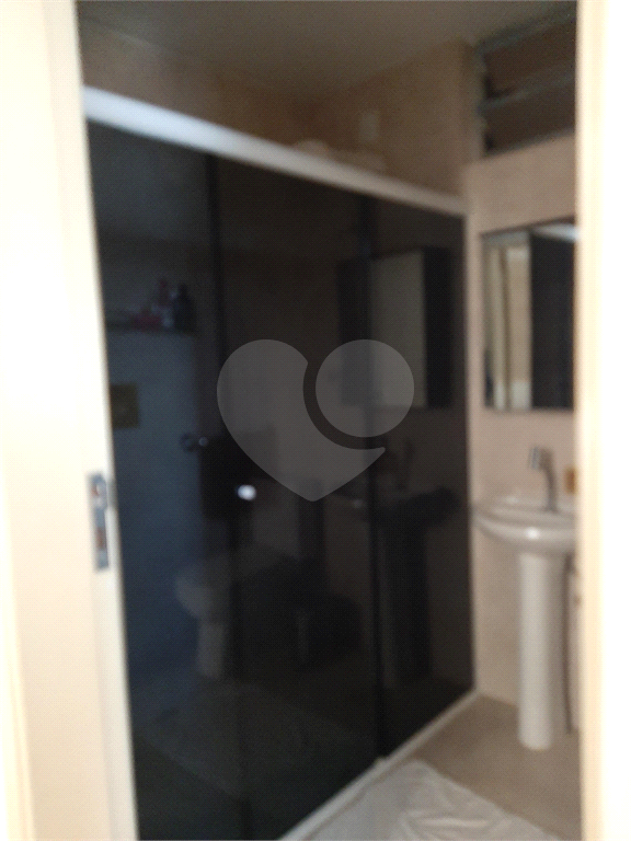 Apartamento com 112m2 de área construída com 2 quartos, 2 banheiros, 1 sala e 1 vaga de garagem