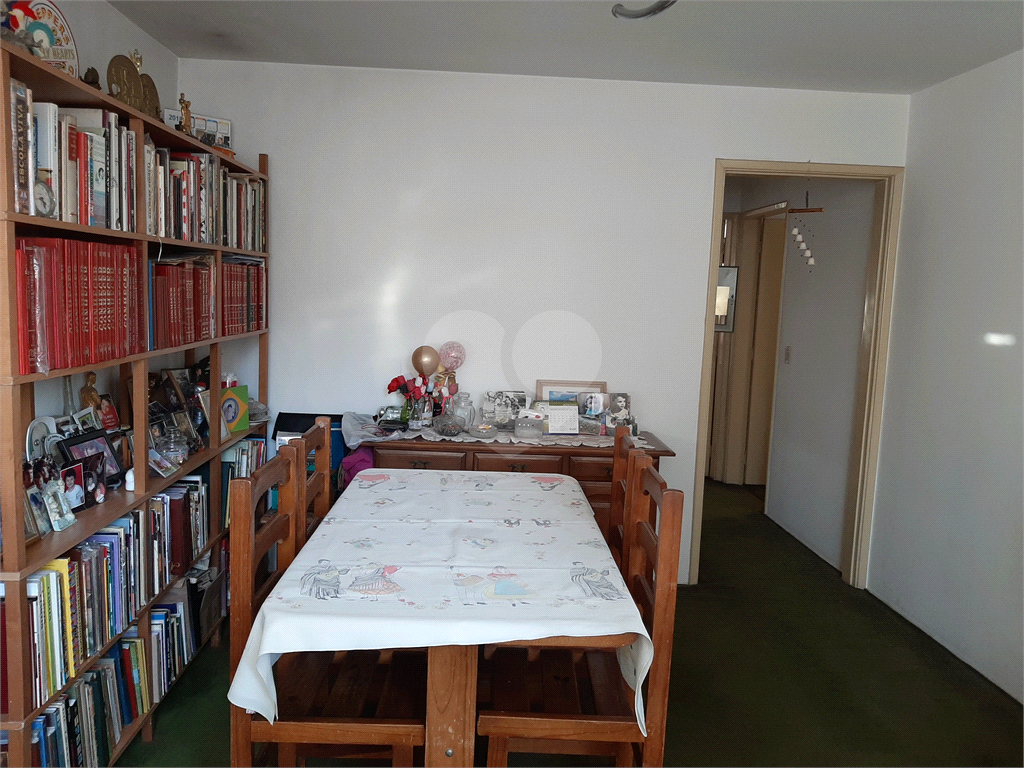 Apartamento com 112m2 de área construída com 2 quartos, 2 banheiros, 1 sala e 1 vaga de garagem