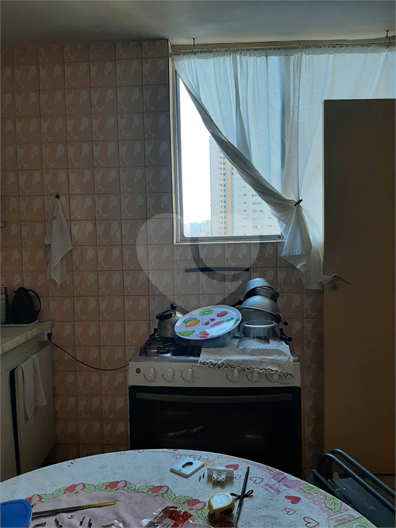 Apartamento com 112m2 de área construída com 2 quartos, 2 banheiros, 1 sala e 1 vaga de garagem