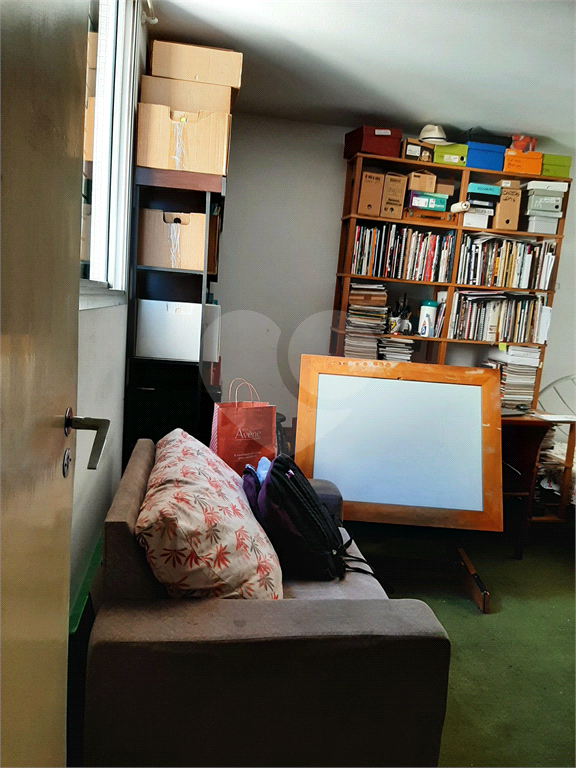Apartamento com 112m2 de área construída com 2 quartos, 2 banheiros, 1 sala e 1 vaga de garagem