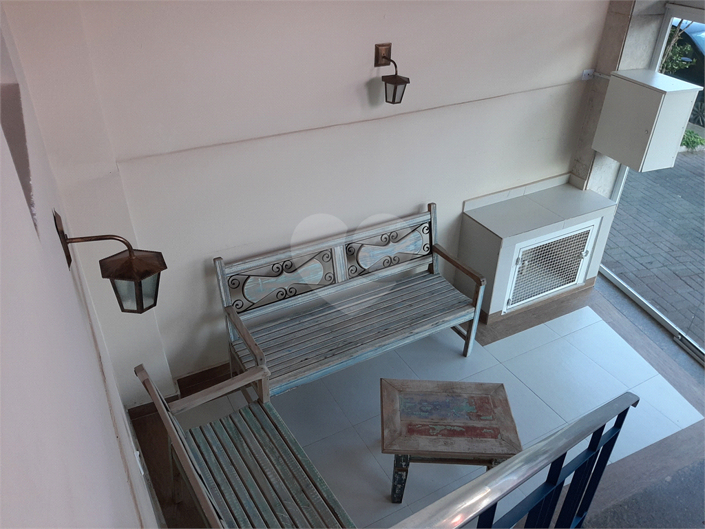 Apartamento com 112m2 de área construída com 2 quartos, 2 banheiros, 1 sala e 1 vaga de garagem