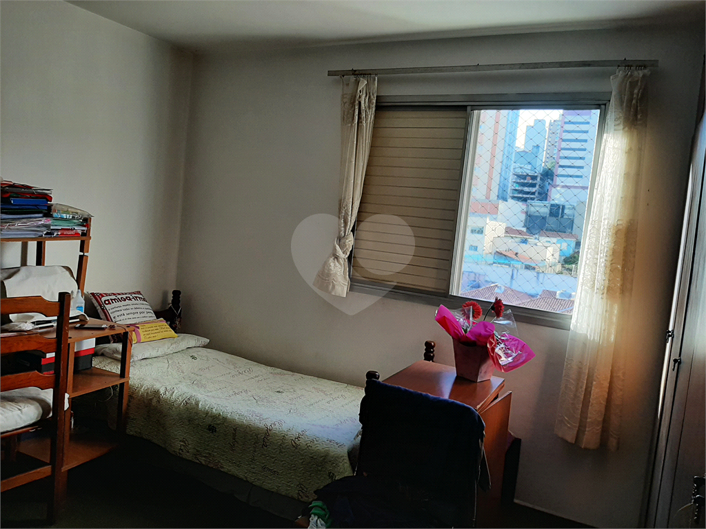 Apartamento com 112m2 de área construída com 2 quartos, 2 banheiros, 1 sala e 1 vaga de garagem