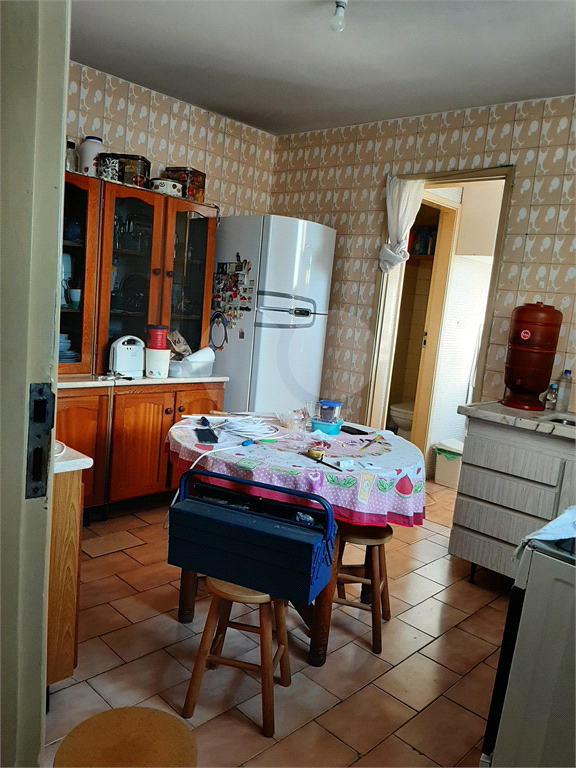 Apartamento com 112m2 de área construída com 2 quartos, 2 banheiros, 1 sala e 1 vaga de garagem
