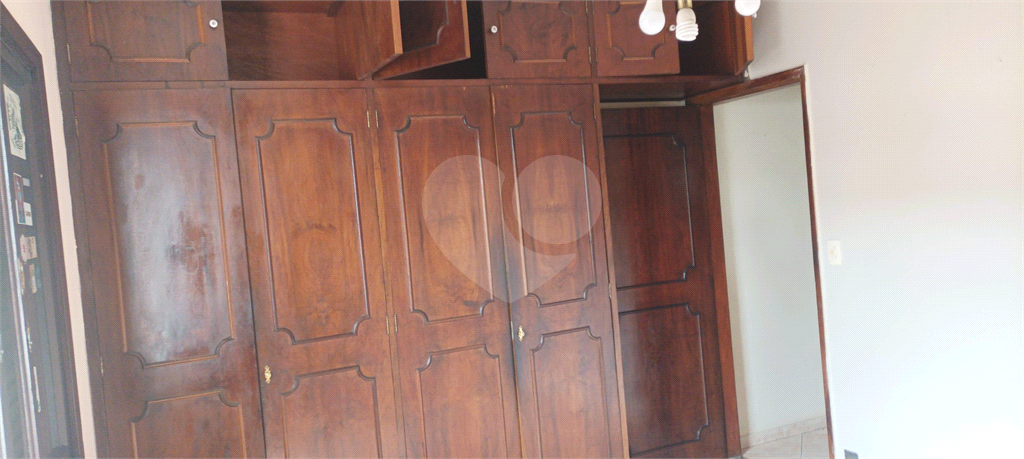 VENDE-SE SOBRADO COM 3 DORM, 1 SUITE, EDICULA COM 2 APARTAMENTOS E DUAS VAGAS NA PEDRO BUENO