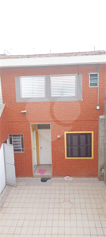 VENDE-SE SOBRADO COM 3 DORM, 1 SUITE, EDICULA COM 2 APARTAMENTOS E DUAS VAGAS NA PEDRO BUENO