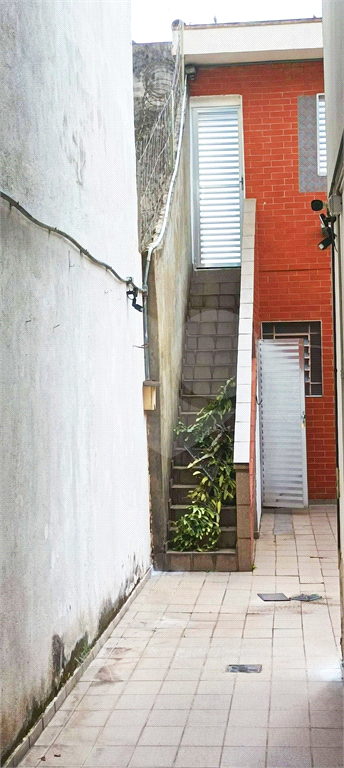 VENDE-SE SOBRADO COM 3 DORM, 1 SUITE, EDICULA COM 2 APARTAMENTOS E DUAS VAGAS NA PEDRO BUENO