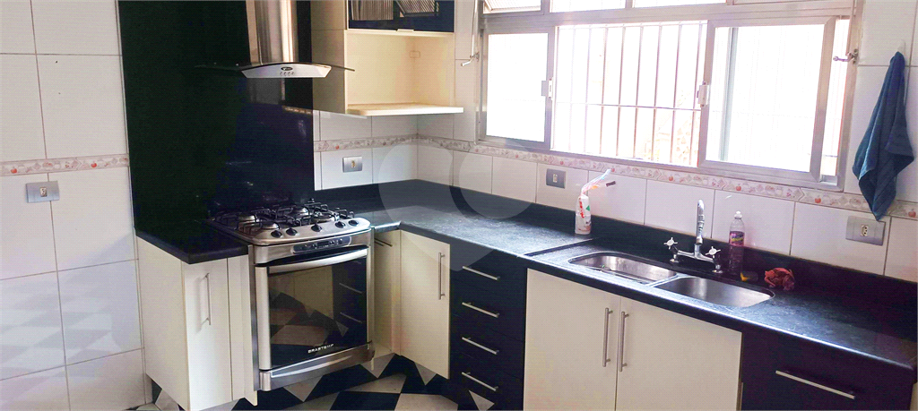 VENDE-SE SOBRADO COM 3 DORM, 1 SUITE, EDICULA COM 2 APARTAMENTOS E DUAS VAGAS NA PEDRO BUENO