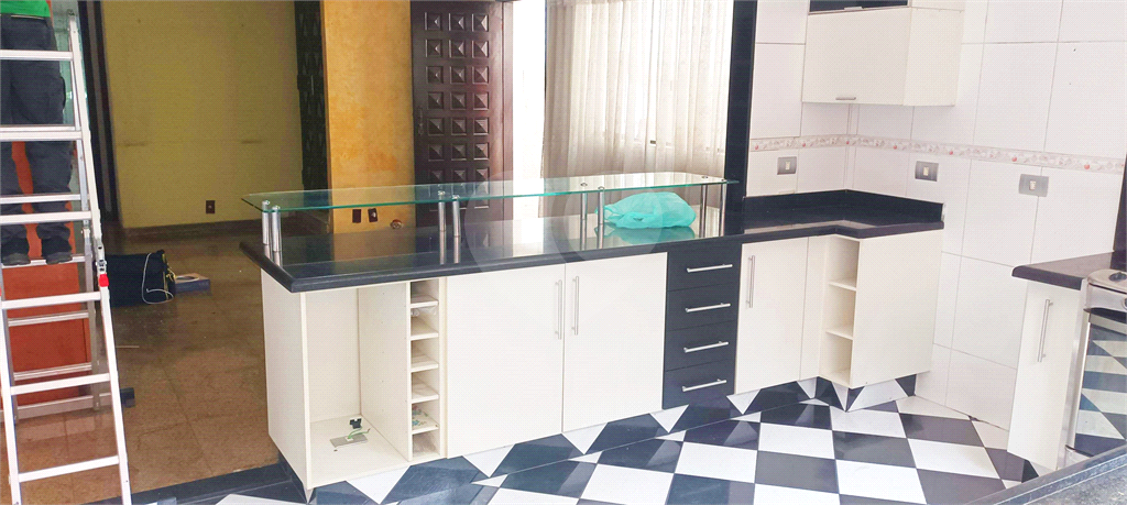 VENDE-SE SOBRADO COM 3 DORM, 1 SUITE, EDICULA COM 2 APARTAMENTOS E DUAS VAGAS NA PEDRO BUENO