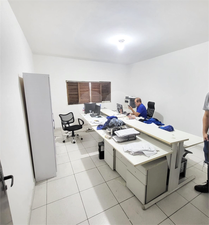 Casa sobrado a venda no Bairro Campo Grande.