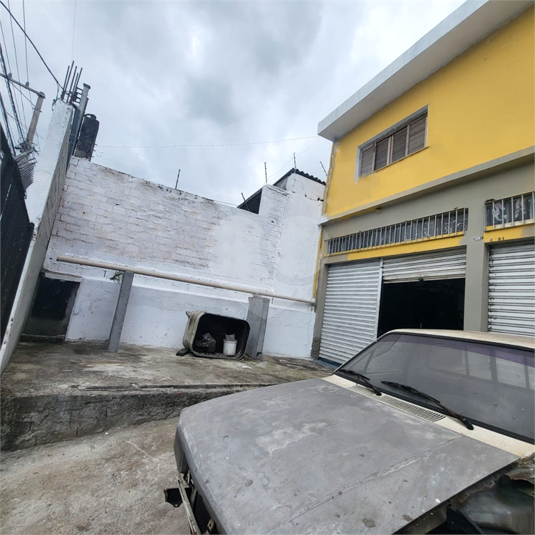 Casa sobrado a venda no Bairro Campo Grande.