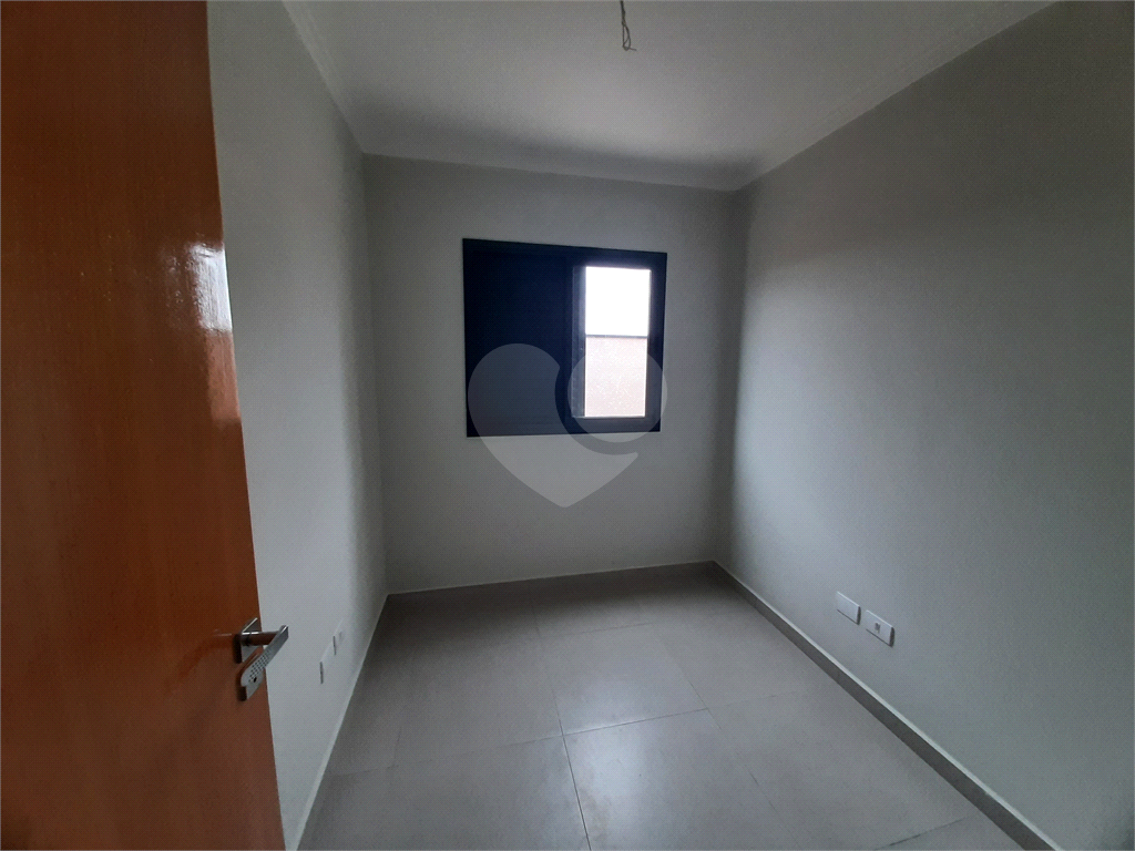 Apartamento COBERTURA com 66m2 de área construída com 3 quartos, wc, sala, cozinha, quintal e 1 vaga