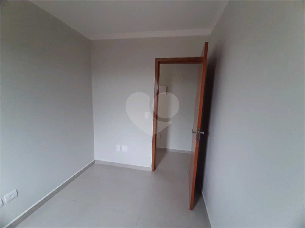 Apartamento COBERTURA com 66m2 de área construída com 3 quartos, wc, sala, cozinha, quintal e 1 vaga