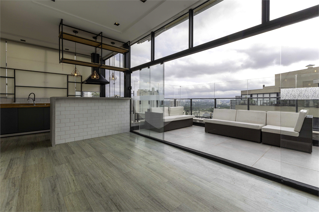 Cobertura impecável em rua tranquila e vista maravilhosa para o Parque Villa Lobos!