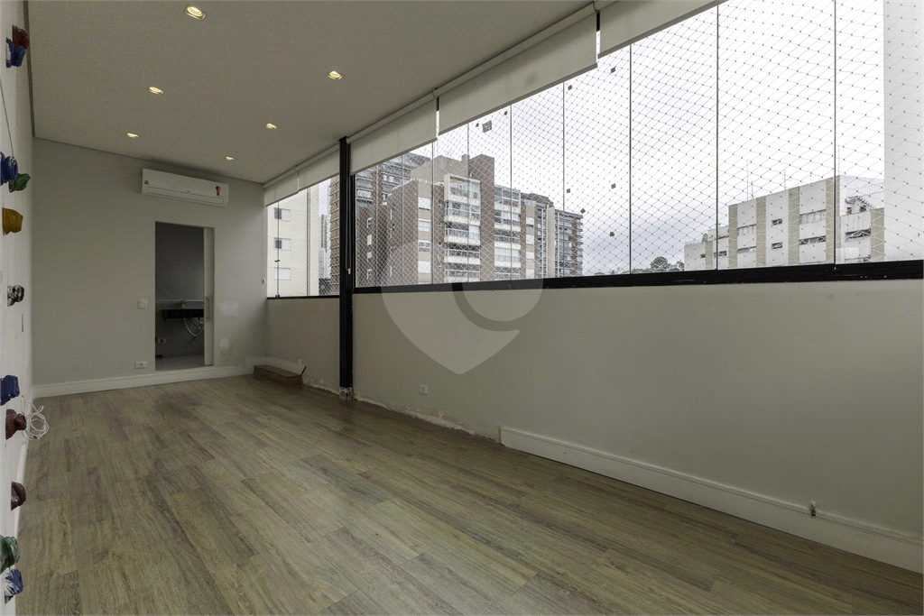 Cobertura impecável em rua tranquila e vista maravilhosa para o Parque Villa Lobos!