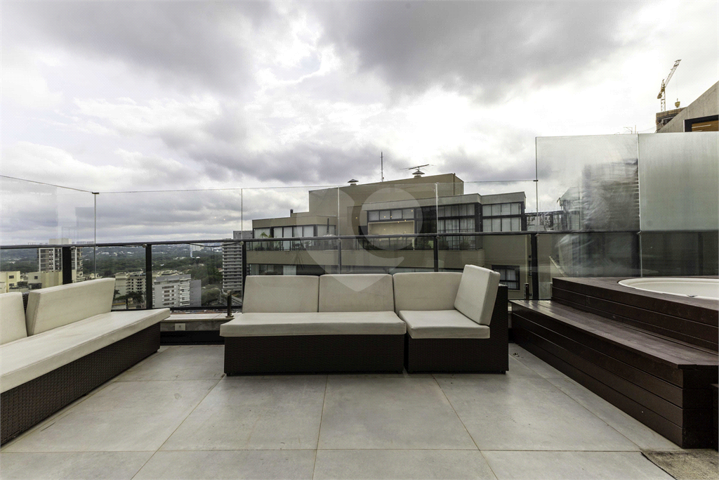 Cobertura impecável em rua tranquila e vista maravilhosa para o Parque Villa Lobos!