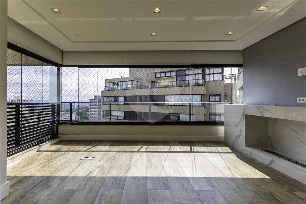 Cobertura impecável em rua tranquila e vista maravilhosa para o Parque Villa Lobos!