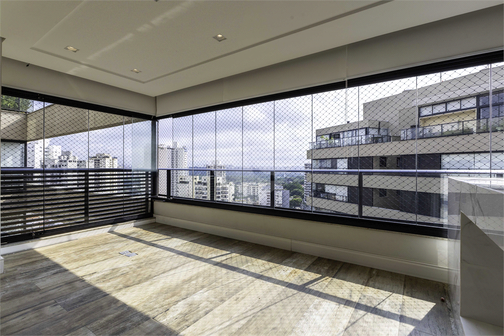 Cobertura impecável em rua tranquila e vista maravilhosa para o Parque Villa Lobos!