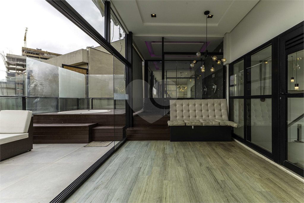 Cobertura impecável em rua tranquila e vista maravilhosa para o Parque Villa Lobos!