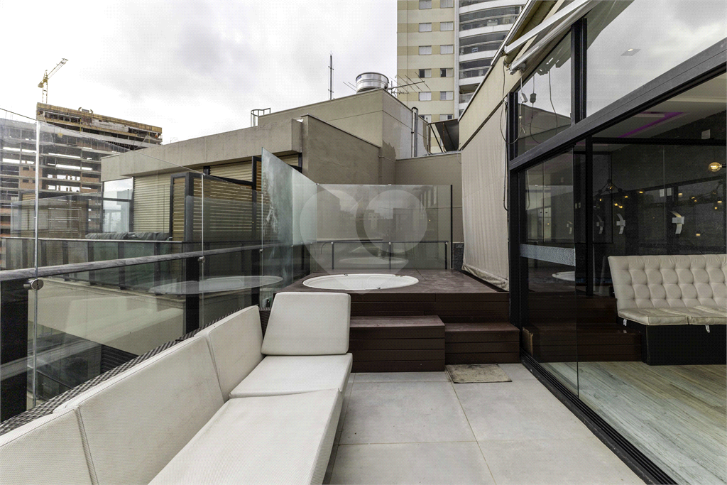 Cobertura impecável em rua tranquila e vista maravilhosa para o Parque Villa Lobos!