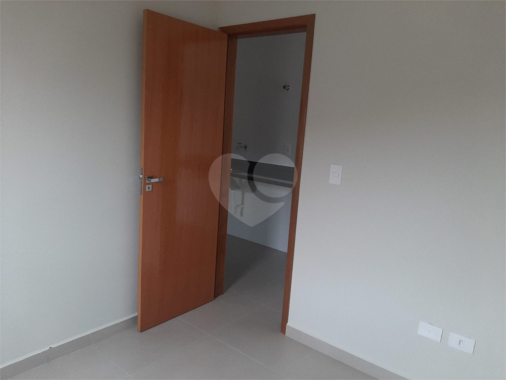 Apartamento VENDER com 44m2,  com 2 quartos, banheiro, sala integrada à cozinha e 1 vaga de garagem