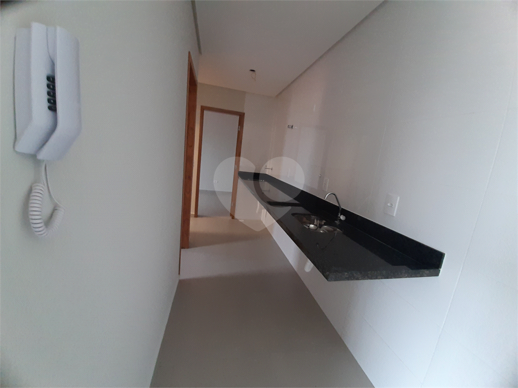 Apartamento com 44m2, 2 quartos, banheiro, sala integrada à cozinha, varanda gourmet e 1 vaga