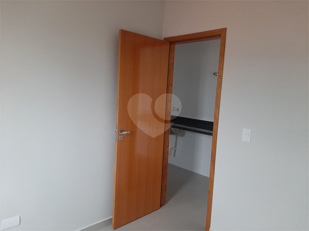 Apartamento com 44m2, 2 quartos, banheiro, sala integrada à cozinha, varanda gourmet e 1 vaga