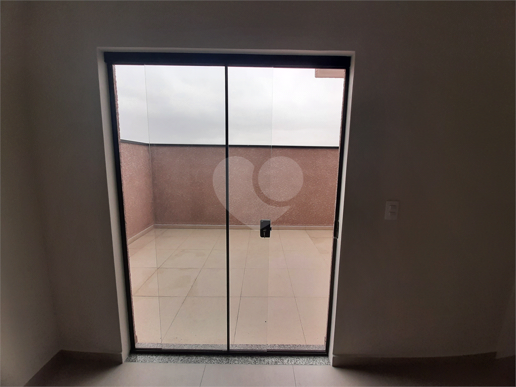 Apartamento COBERTURA com 66m2, 3 quartos, banheiro, sala,  cozinha, quintal e 1 vaga