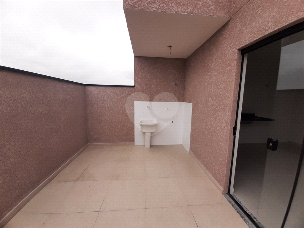 Apartamento COBERTURA com 66m2, 3 quartos, banheiro, sala,  cozinha, quintal e 1 vaga