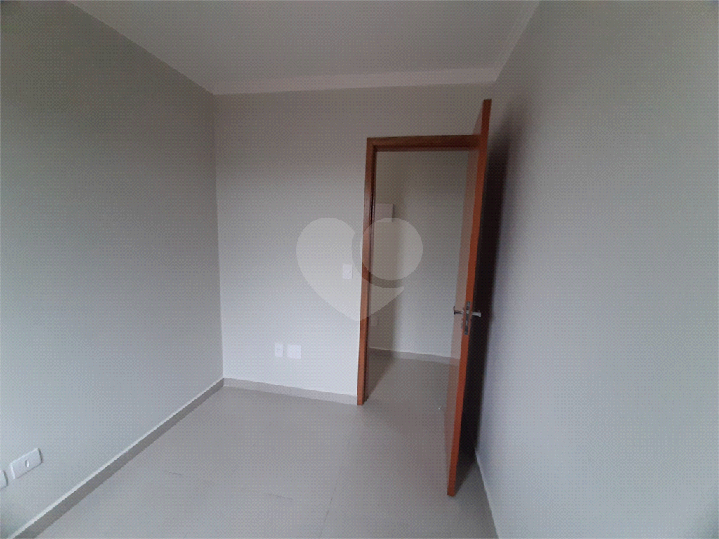 Apartamento COBERTURA com 66m2, 3 quartos, banheiro, sala,  cozinha, quintal e 1 vaga