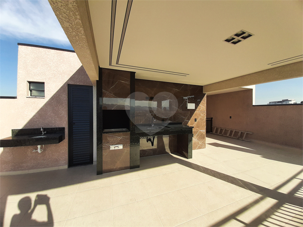 Apartamento COBERTURA com 87m2, 3 quartos, banheiro, sala, cozinha, quintal e 1 vaga