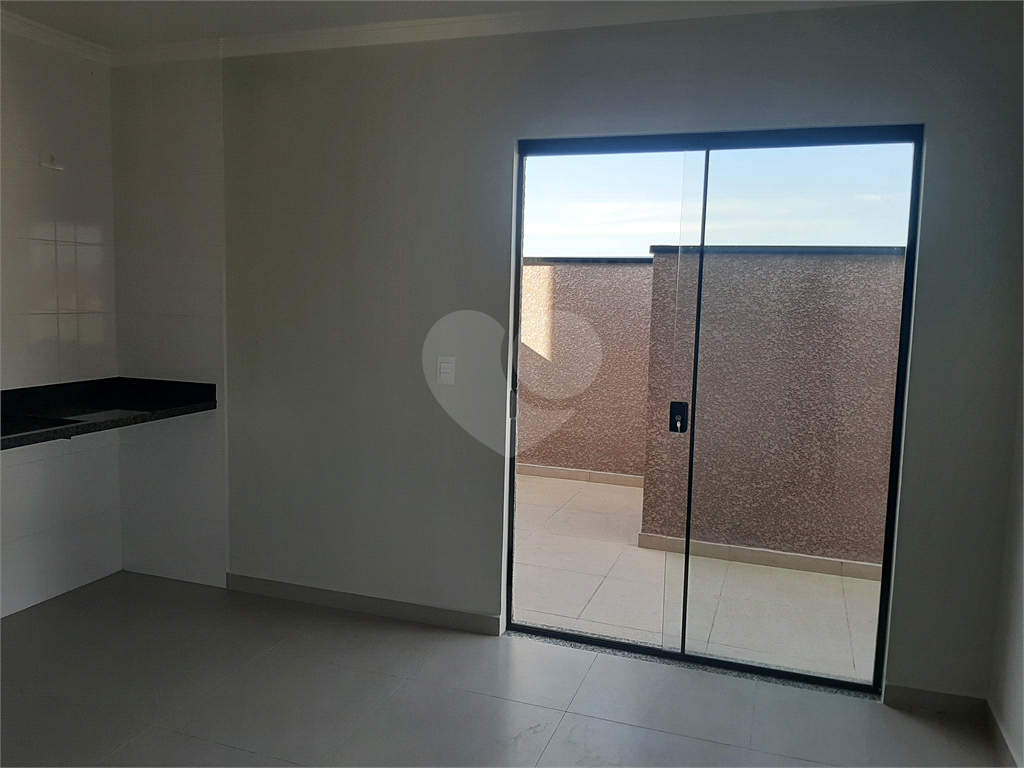 Apartamento COBERTURA com 87m2, 3 quartos, banheiro, sala, cozinha, quintal e 1 vaga