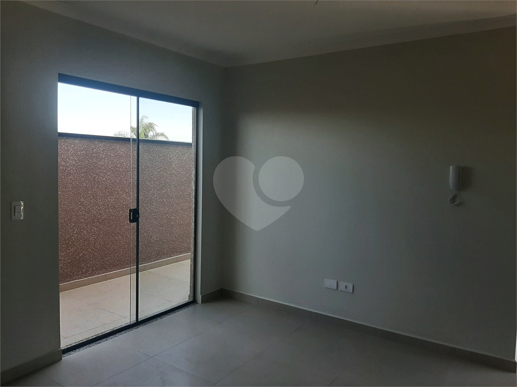 Apartamento COBERTURA com 87m2, 3 quartos, banheiro, sala, cozinha, quintal e 1 vaga