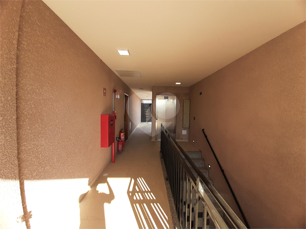 Apartamento COBERTURA com 87m2, 3 quartos, banheiro, sala, cozinha, quintal e 1 vaga