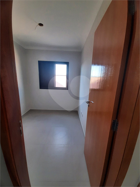 Apartamento COBERTURA com 87m2, 3 quartos, banheiro, sala, cozinha, quintal e 1 vaga