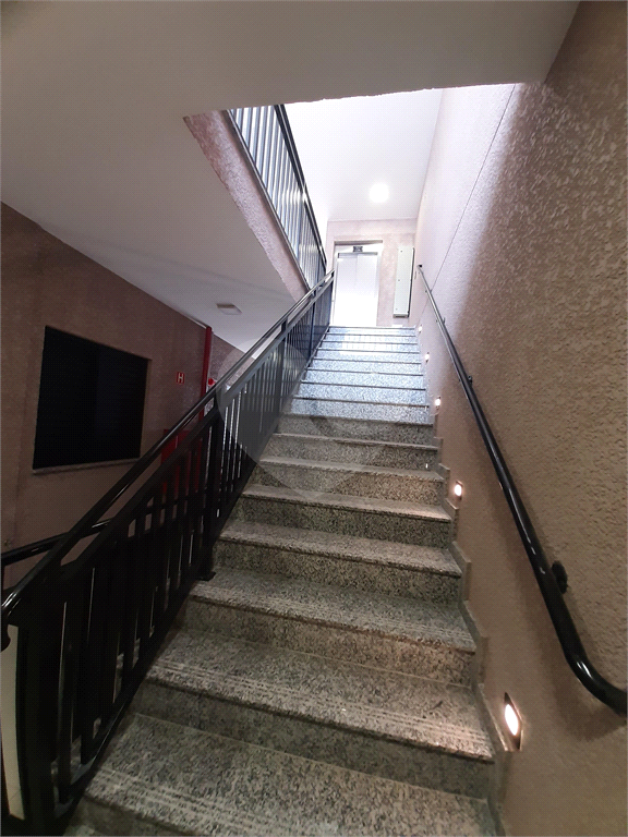Apartamento COBERTURA com 87m2, 3 quartos, banheiro, sala, cozinha, quintal e 1 vaga
