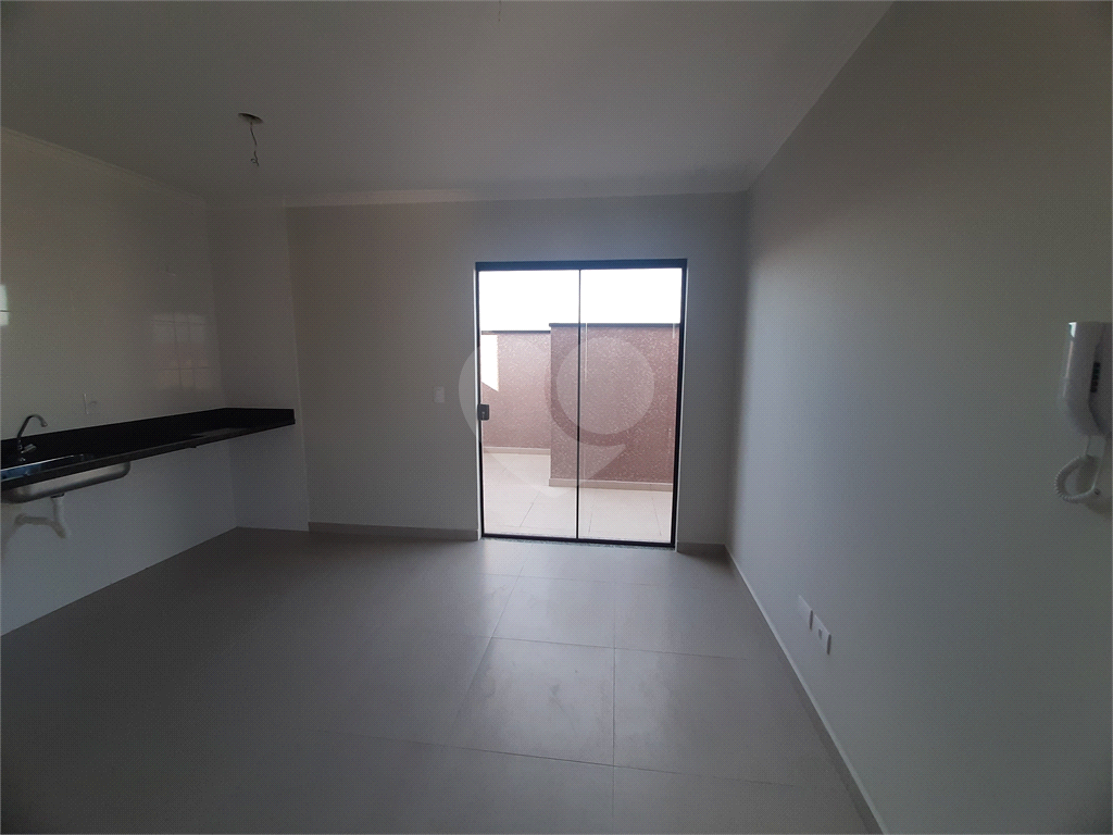 Apartamento COBERTURA com 87m2, 3 quartos, banheiro, sala, cozinha, quintal e 1 vaga