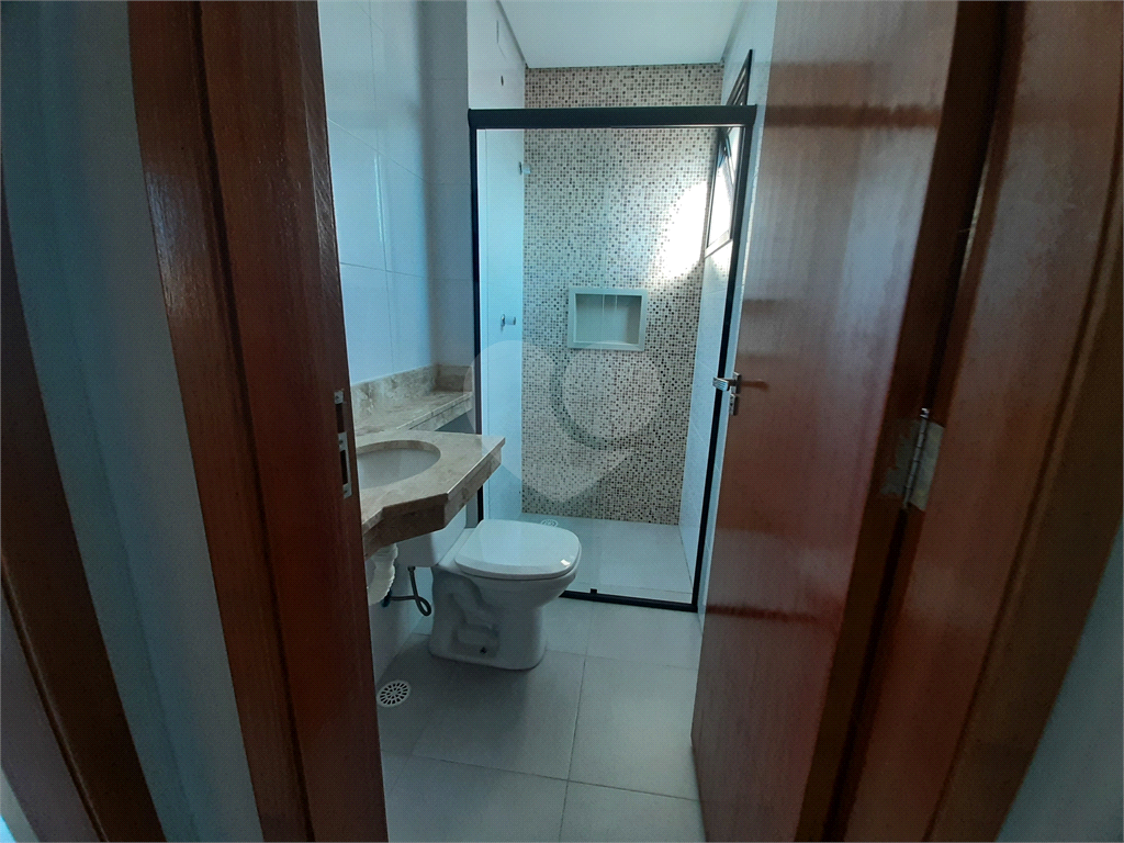 Apartamento COBERTURA com 87m2, 3 quartos, banheiro, sala, cozinha, quintal e 1 vaga