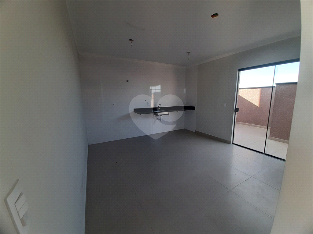 Apartamento COBERTURA com 87m2, 3 quartos, banheiro, sala, cozinha, quintal e 1 vaga